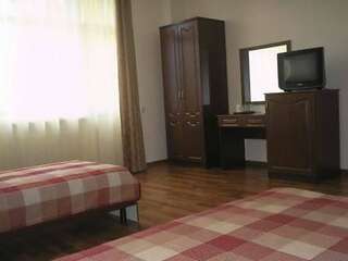 Гостиница Фиеста Алушта Двухместный номер с 2 отдельными кроватями и ванной комнатой-3